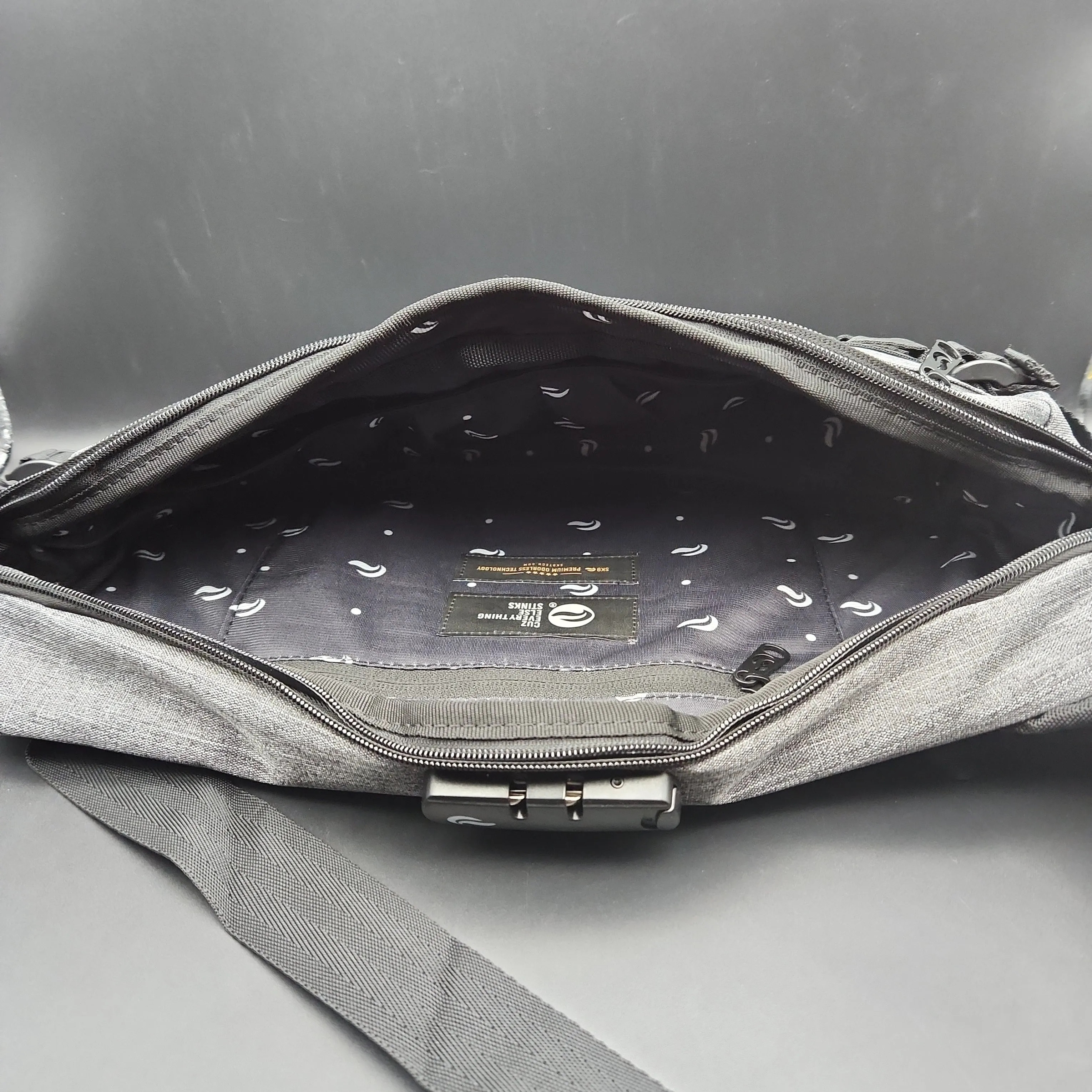 SKUNK 16" Sling Smell proof Bag